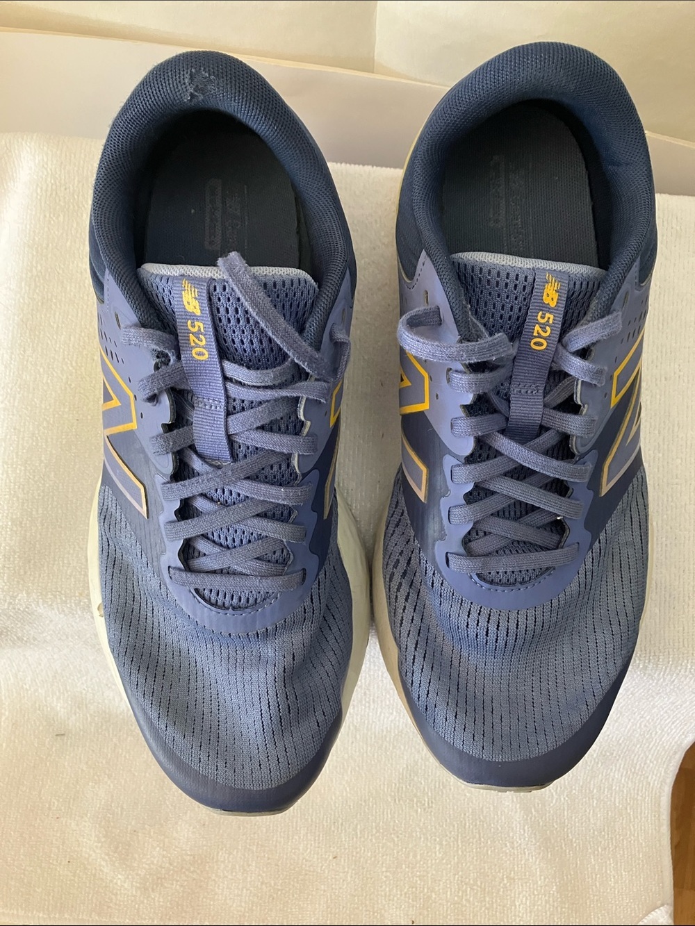 New Balance Women’s 520 V7 Sz 8 Blue  w/yellow color wave accents sneakers